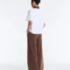 Hose mit geradem Bein aus Soft Touch-Modal und Paspelierung Hose mit geradem Bein aus Soft Touch-Modal und Paspelierung