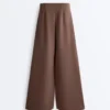 Hose mit geradem Bein aus Soft Touch-Modal und Paspelierung Hose mit geradem Bein aus Soft Touch-Modal und Paspelierung