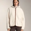 Jacke aus Kunstfell mit Kapuze Jacke aus Kunstfell mit Kapuze