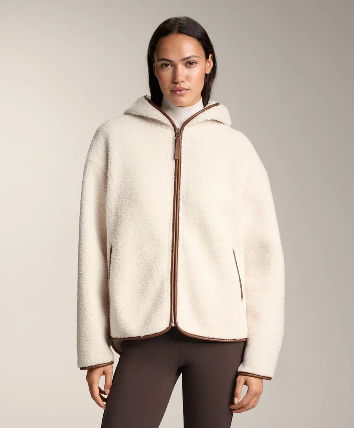 Jacke aus Kunstfell mit Kapuze Jacke aus Kunstfell mit Kapuze