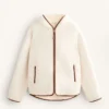 Jacke aus Kunstfell mit Kapuze Jacke aus Kunstfell mit Kapuze