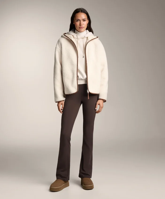 Jacke aus Kunstfell mit Kapuze Jacke aus Kunstfell mit Kapuze