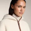 Jacke aus Kunstfell mit Kapuze Jacke aus Kunstfell mit Kapuze