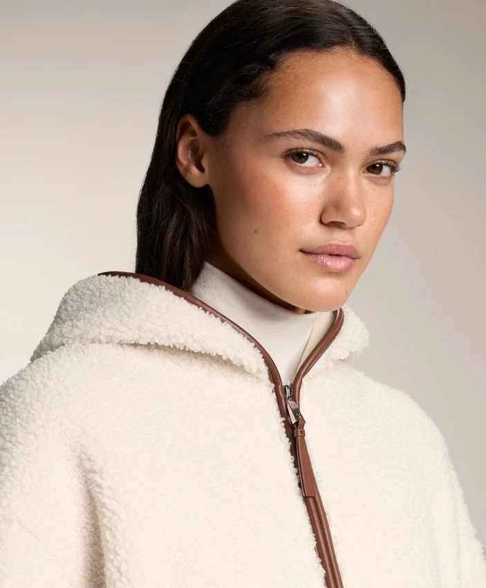 Jacke aus Kunstfell mit Kapuze Jacke aus Kunstfell mit Kapuze