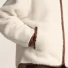 Jacke aus Kunstfell mit Kapuze Jacke aus Kunstfell mit Kapuze