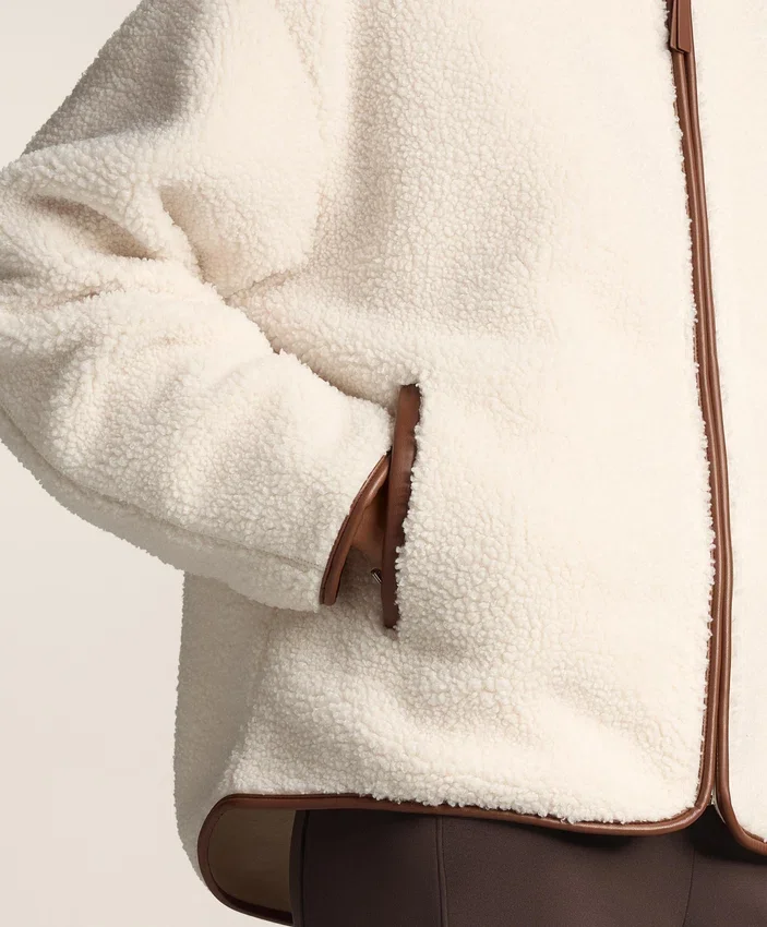 Jacke aus Kunstfell mit Kapuze Jacke aus Kunstfell mit Kapuze