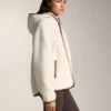 Jacke aus Kunstfell mit Kapuze Jacke aus Kunstfell mit Kapuze