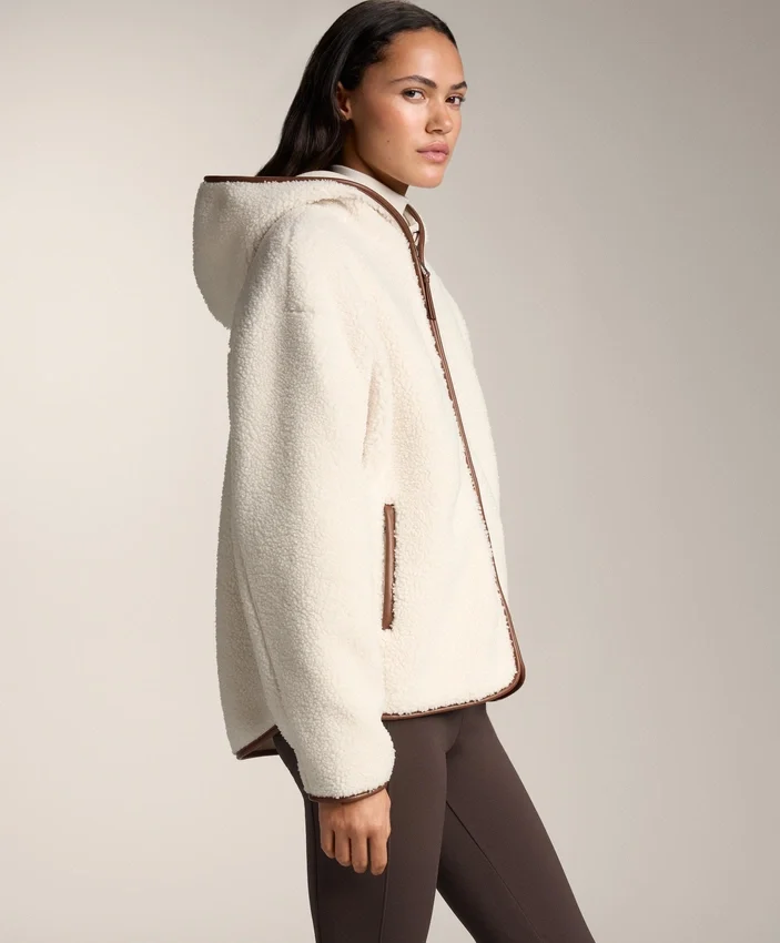 Jacke aus Kunstfell mit Kapuze Jacke aus Kunstfell mit Kapuze