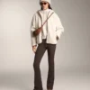 Jacke aus Kunstfell mit Kapuze Jacke aus Kunstfell mit Kapuze