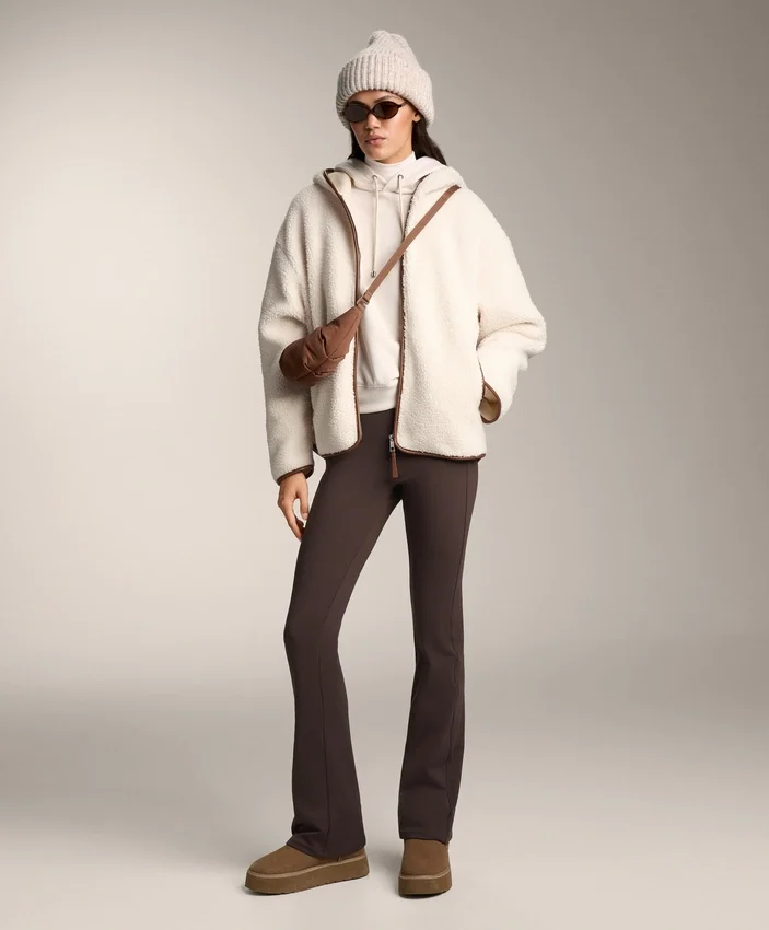 Jacke aus Kunstfell mit Kapuze Jacke aus Kunstfell mit Kapuze