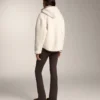 Jacke aus Kunstfell mit Kapuze Jacke aus Kunstfell mit Kapuze