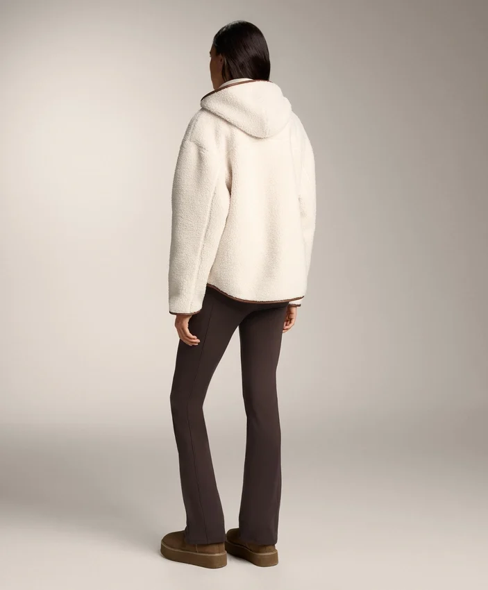 Jacke aus Kunstfell mit Kapuze Jacke aus Kunstfell mit Kapuze