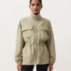 Jacke aus Lyocell und 24 % Leinen mit geraffter Taille Jacke aus Lyocell und 24 % Leinen mit geraffter Taille