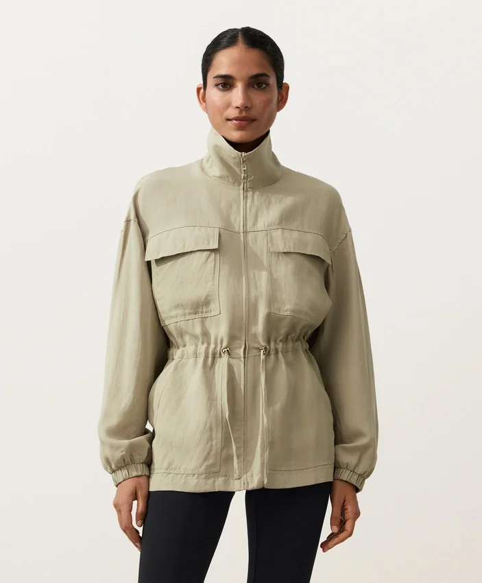 Jacke aus Lyocell und 24 % Leinen mit geraffter Taille Jacke aus Lyocell und 24 % Leinen mit geraffter Taille