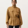 Jacke aus Lyocell und 24 % Leinen mit geraffter Taille Jacke aus Lyocell und 24 % Leinen mit geraffter Taille