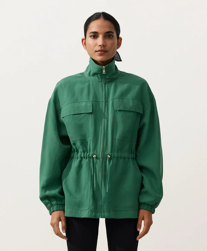 Jacke aus Lyocell und 24 % Leinen mit geraffter Taille Jacke aus Lyocell und 24 % Leinen mit geraffter Taille