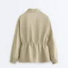 Jacke aus Lyocell und 24 % Leinen mit geraffter Taille Jacke aus Lyocell und 24 % Leinen mit geraffter Taille