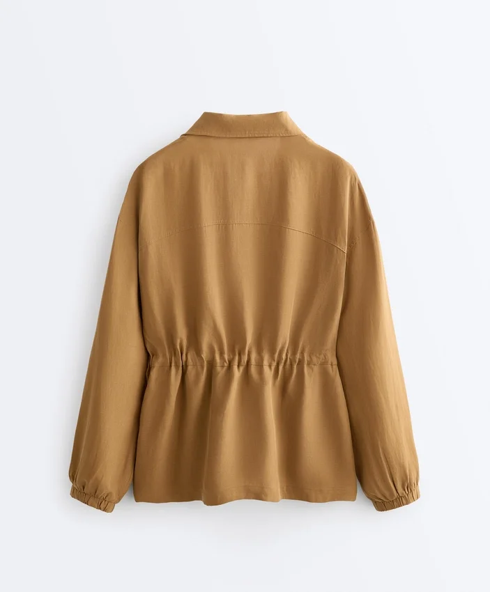 Jacke aus Lyocell und 24 % Leinen mit geraffter Taille Jacke aus Lyocell und 24 % Leinen mit geraffter Taille