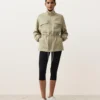 Jacke aus Lyocell und 24 % Leinen mit geraffter Taille Jacke aus Lyocell und 24 % Leinen mit geraffter Taille