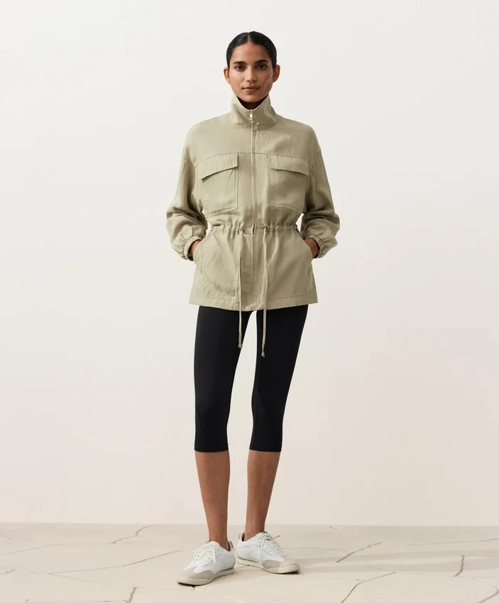 Jacke aus Lyocell und 24 % Leinen mit geraffter Taille Jacke aus Lyocell und 24 % Leinen mit geraffter Taille