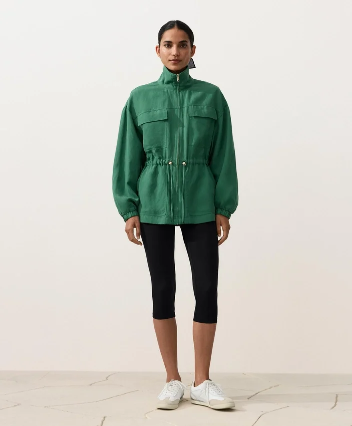 Jacke aus Lyocell und 24 % Leinen mit geraffter Taille Jacke aus Lyocell und 24 % Leinen mit geraffter Taille