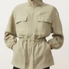 Jacke aus Lyocell und 24 % Leinen mit geraffter Taille Jacke aus Lyocell und 24 % Leinen mit geraffter Taille