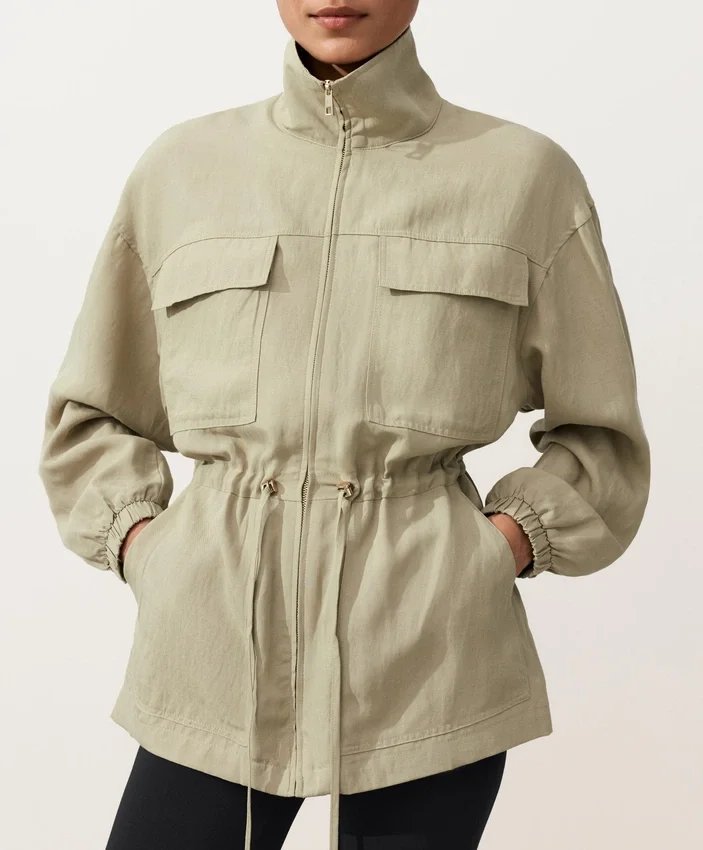 Jacke aus Lyocell und 24 % Leinen mit geraffter Taille Jacke aus Lyocell und 24 % Leinen mit geraffter Taille