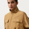 Jacke aus Lyocell und 24 % Leinen mit geraffter Taille Jacke aus Lyocell und 24 % Leinen mit geraffter Taille