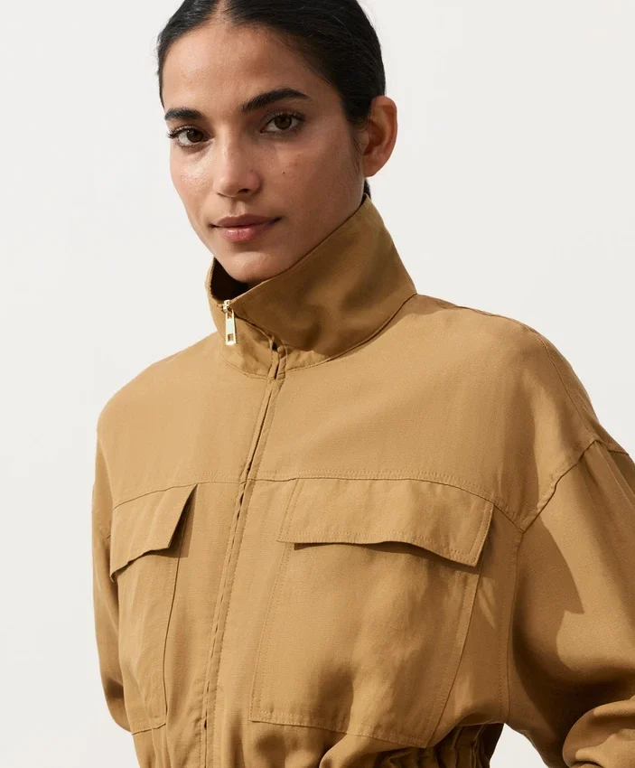 Jacke aus Lyocell und 24 % Leinen mit geraffter Taille Jacke aus Lyocell und 24 % Leinen mit geraffter Taille