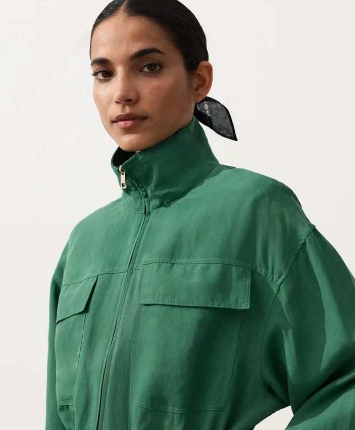 Jacke aus Lyocell und 24 % Leinen mit geraffter Taille Jacke aus Lyocell und 24 % Leinen mit geraffter Taille