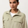 Jacke aus Lyocell und 24 % Leinen mit geraffter Taille Jacke aus Lyocell und 24 % Leinen mit geraffter Taille