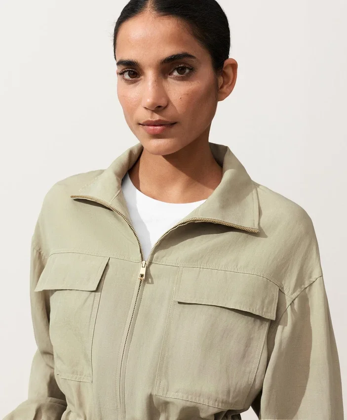 Jacke aus Lyocell und 24 % Leinen mit geraffter Taille Jacke aus Lyocell und 24 % Leinen mit geraffter Taille