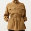 Jacke aus Lyocell und 24 % Leinen mit geraffter Taille Jacke aus Lyocell und 24 % Leinen mit geraffter Taille