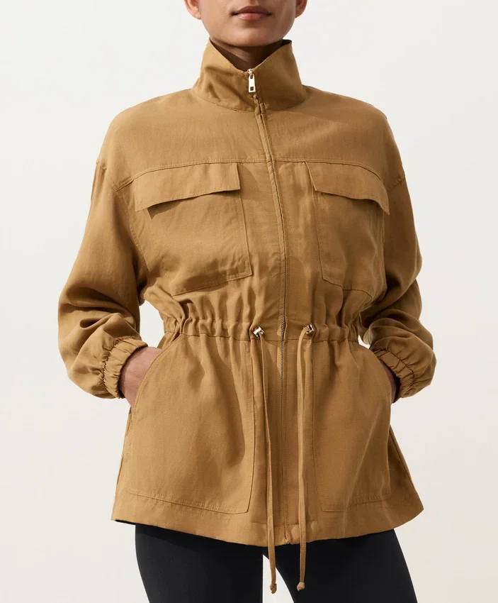 Jacke aus Lyocell und 24 % Leinen mit geraffter Taille Jacke aus Lyocell und 24 % Leinen mit geraffter Taille