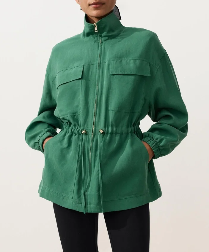 Jacke aus Lyocell und 24 % Leinen mit geraffter Taille Jacke aus Lyocell und 24 % Leinen mit geraffter Taille