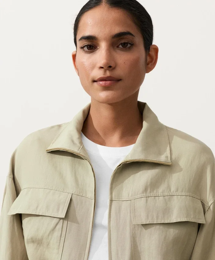 Jacke aus Lyocell und 24 % Leinen mit geraffter Taille Jacke aus Lyocell und 24 % Leinen mit geraffter Taille