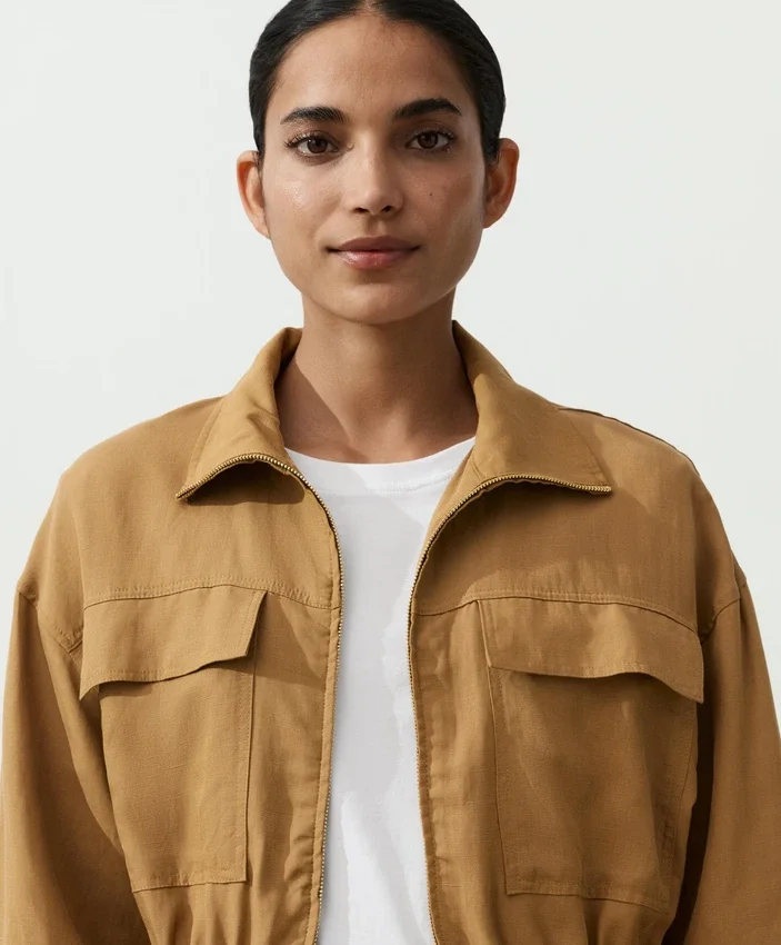 Jacke aus Lyocell und 24 % Leinen mit geraffter Taille Jacke aus Lyocell und 24 % Leinen mit geraffter Taille