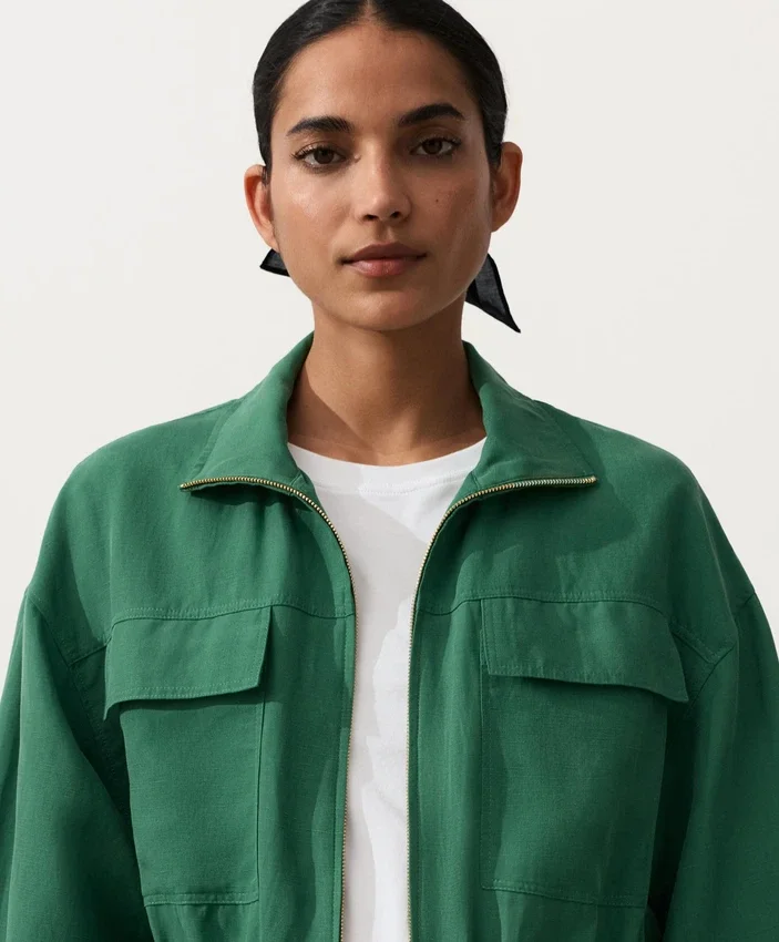 Jacke aus Lyocell und 24 % Leinen mit geraffter Taille Jacke aus Lyocell und 24 % Leinen mit geraffter Taille