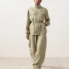 Jacke aus Lyocell und 24 % Leinen mit geraffter Taille Jacke aus Lyocell und 24 % Leinen mit geraffter Taille