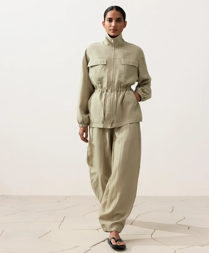 Jacke aus Lyocell und 24 % Leinen mit geraffter Taille Jacke aus Lyocell und 24 % Leinen mit geraffter Taille
