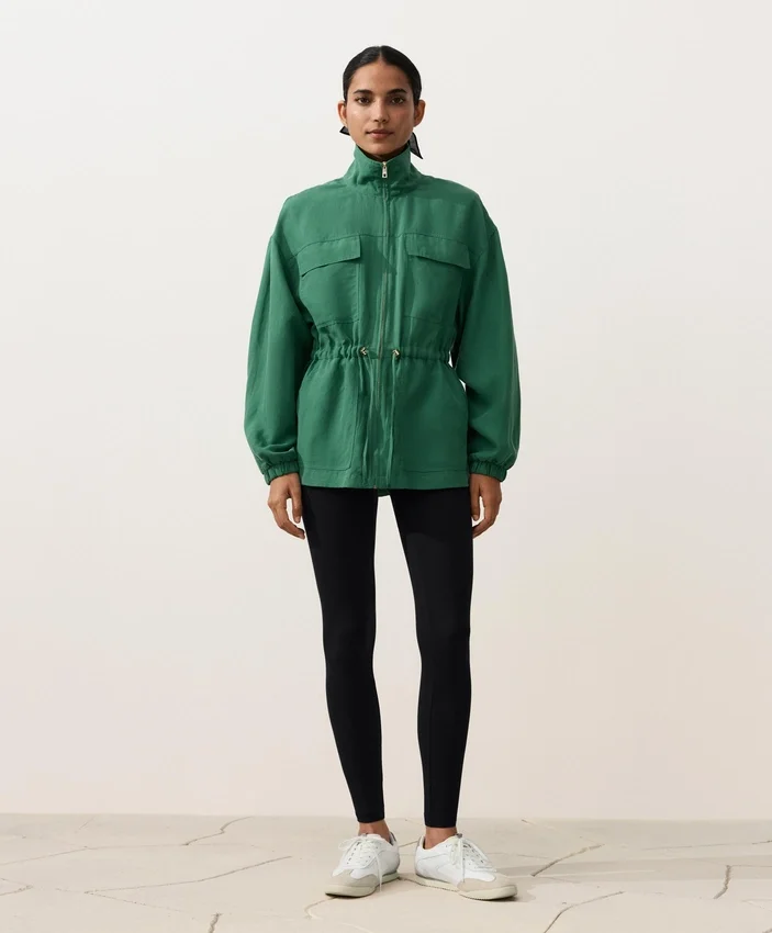 Jacke aus Lyocell und 24 % Leinen mit geraffter Taille Jacke aus Lyocell und 24 % Leinen mit geraffter Taille