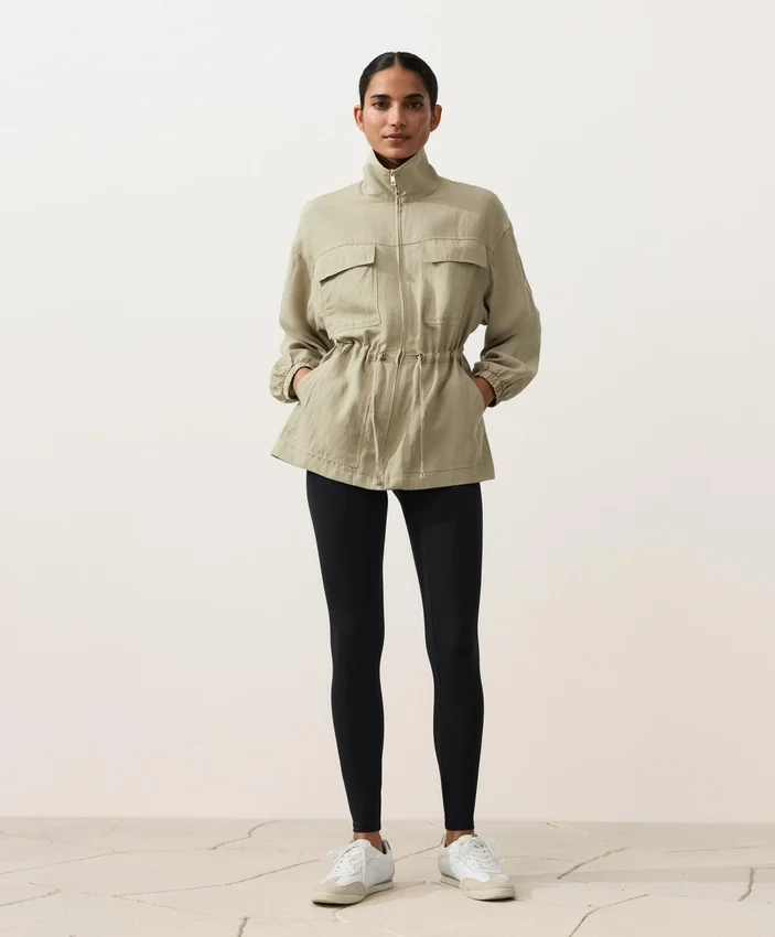 Jacke aus Lyocell und 24 % Leinen mit geraffter Taille Jacke aus Lyocell und 24 % Leinen mit geraffter Taille