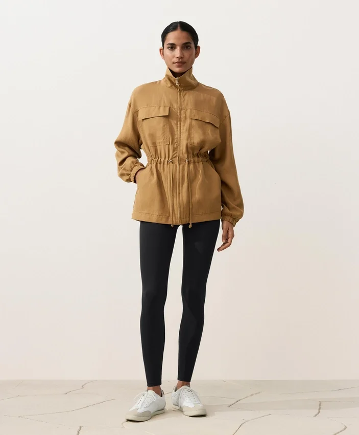 Jacke aus Lyocell und 24 % Leinen mit geraffter Taille Jacke aus Lyocell und 24 % Leinen mit geraffter Taille