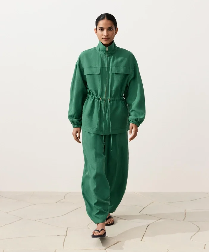 Jacke aus Lyocell und 24 % Leinen mit geraffter Taille Jacke aus Lyocell und 24 % Leinen mit geraffter Taille