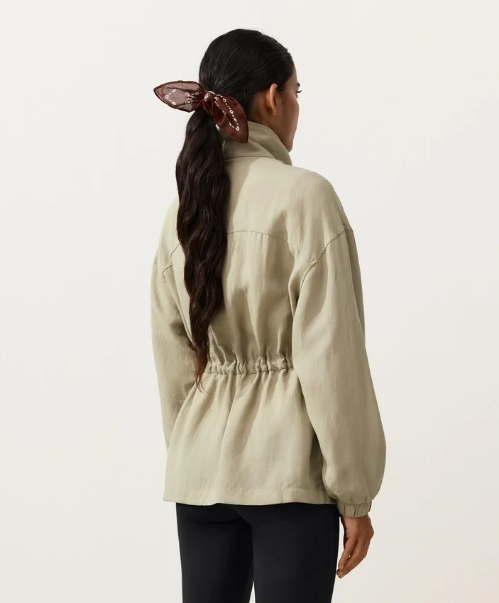 Jacke aus Lyocell und 24 % Leinen mit geraffter Taille Jacke aus Lyocell und 24 % Leinen mit geraffter Taille