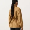 Jacke aus Lyocell und 24 % Leinen mit geraffter Taille Jacke aus Lyocell und 24 % Leinen mit geraffter Taille