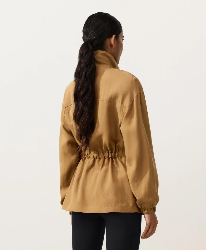 Jacke aus Lyocell und 24 % Leinen mit geraffter Taille Jacke aus Lyocell und 24 % Leinen mit geraffter Taille