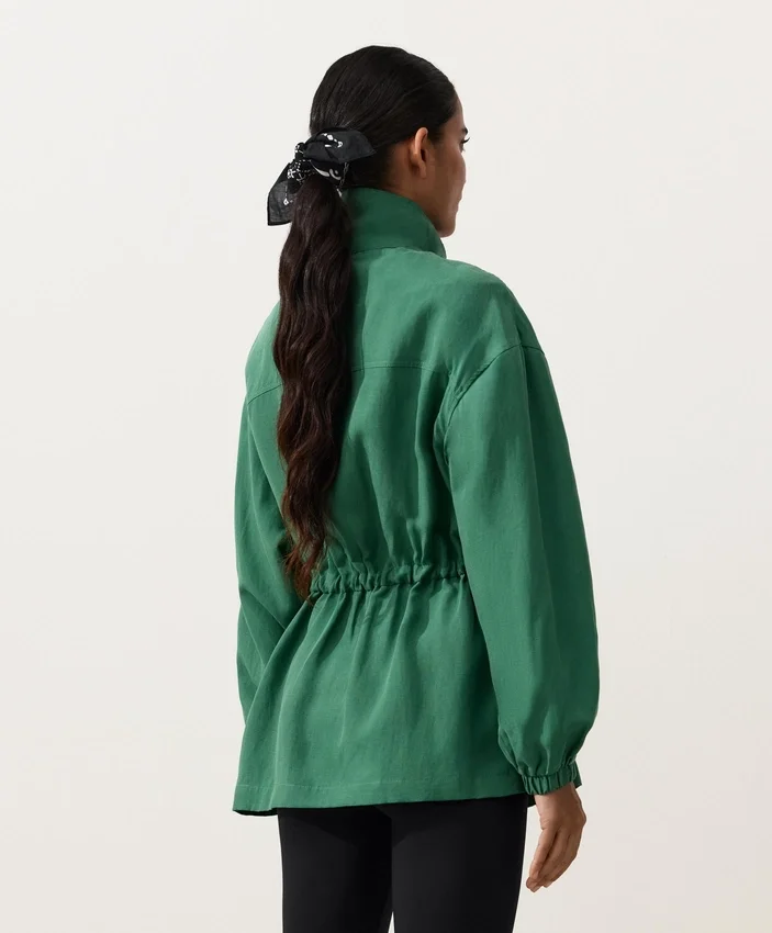 Jacke aus Lyocell und 24 % Leinen mit geraffter Taille Jacke aus Lyocell und 24 % Leinen mit geraffter Taille