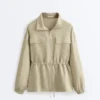 Jacke aus Lyocell und 24 % Leinen mit geraffter Taille Jacke aus Lyocell und 24 % Leinen mit geraffter Taille