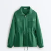 Jacke aus Lyocell und 24 % Leinen mit geraffter Taille Jacke aus Lyocell und 24 % Leinen mit geraffter Taille